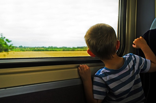 kluk ve vlaku