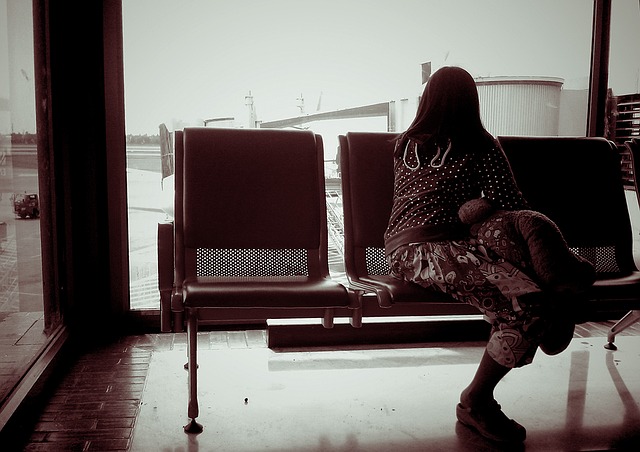 žena sama na letišti