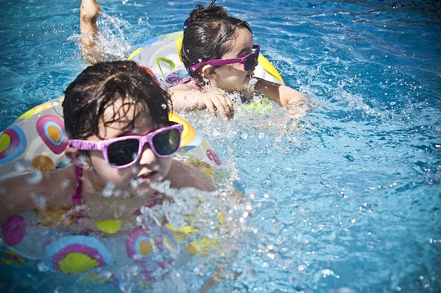 holky s brýlemi v bazénu